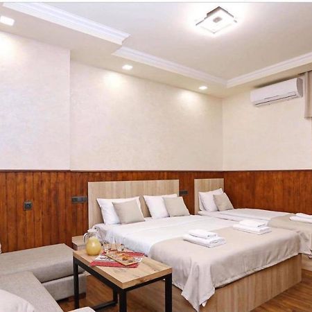 Family Mini-Hotel Martirosyan'S And Tours Jerevan Eksteriør billede